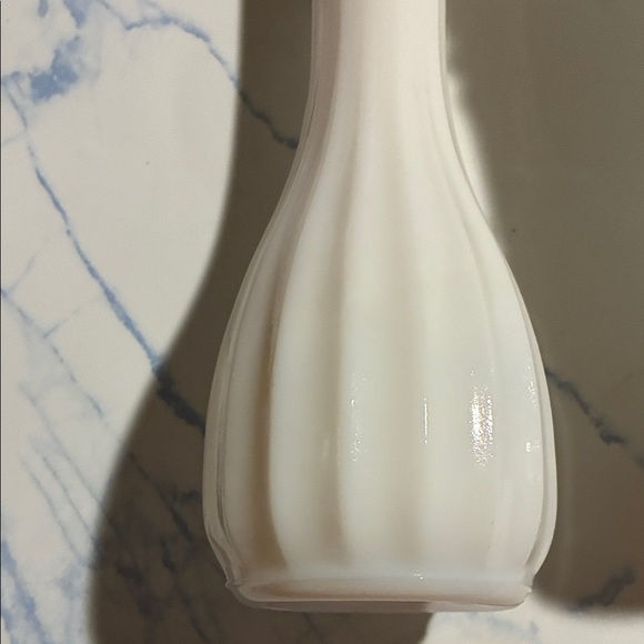 Elegant Vintage White Milk Glass Vase Set of 2 - Picture 3 of 7